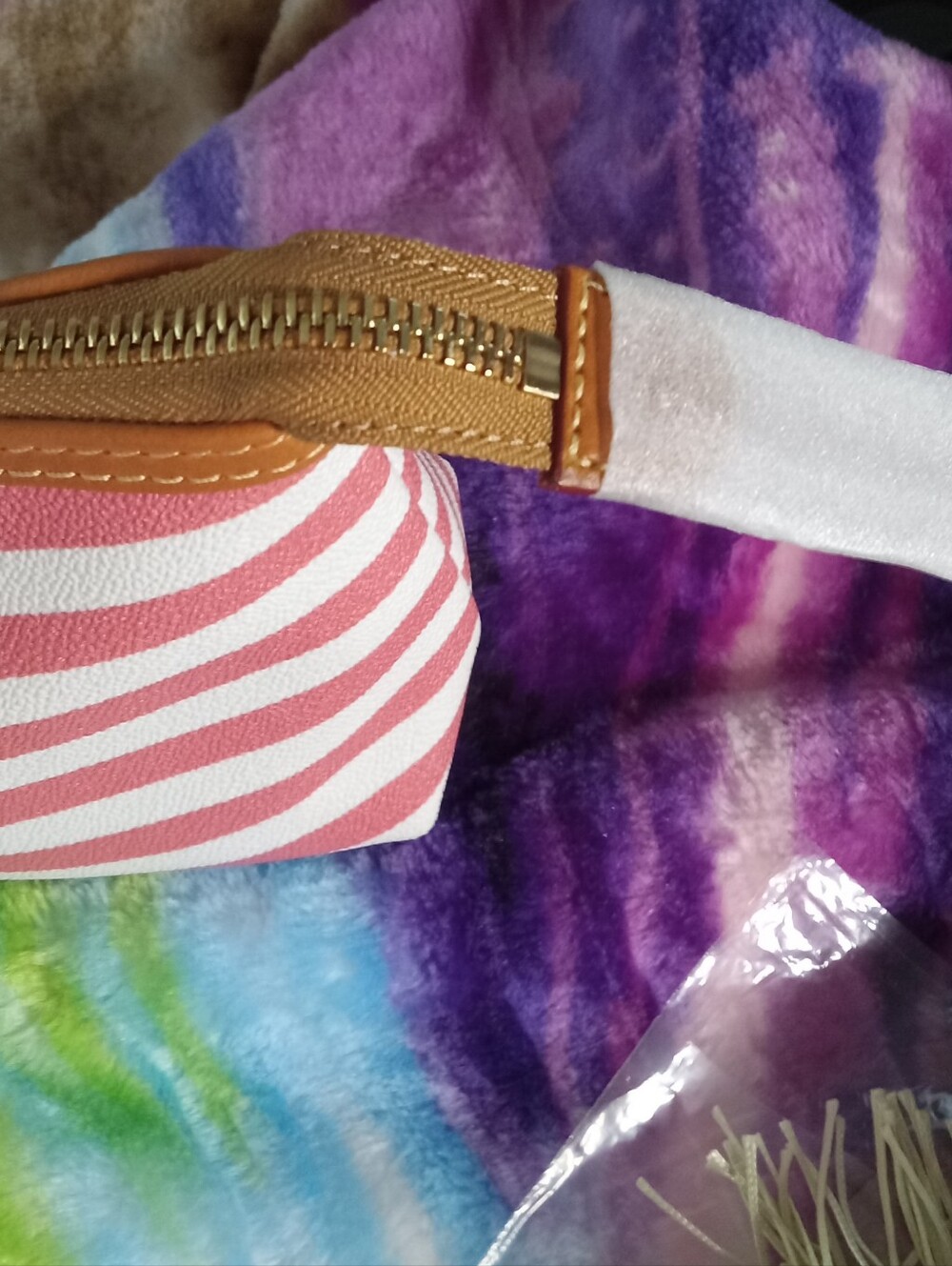 Dooney & Bourke Chevron Pattern Watermelon Pouch with Tan Leather Trim NWT - Picture 5 of 10